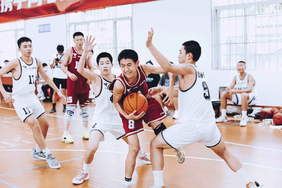 哪里可以找到适合青少年的篮球表演赛